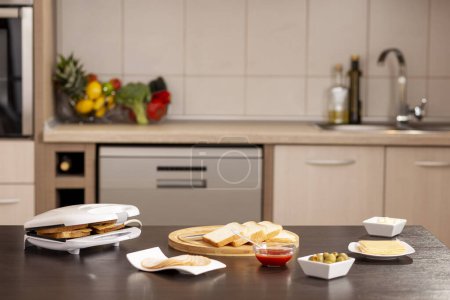 Foto de Detalle de sándwiches calientes que se preparan en una sandwichería - Imagen libre de derechos