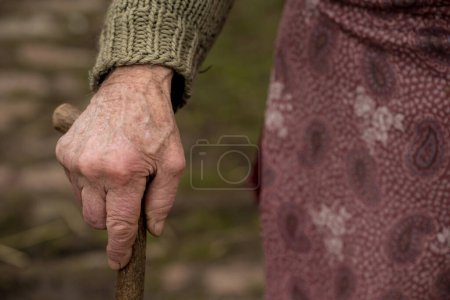 Téléchargez les photos : Femme âgée tenant bâton - en image libre de droit