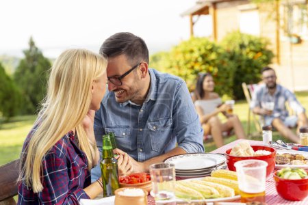 Téléchargez les photos : Couple en amour avoir du plaisir à une fête barbecue arrière-cour d'été - en image libre de droit