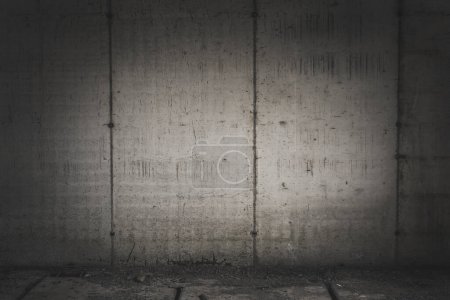 Téléchargez les photos : Plancher et mur en béton gris fissuré vide avec projecteur au milieu du cadre - en image libre de droit