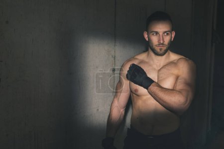 Foto de Boxeador muscular con guantes de boxeo, preparándose para una competición - Imagen libre de derechos