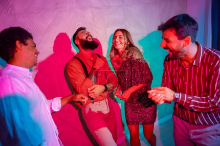 Téléchargez les photos : Groupe de jeunes amis joyeux qui s'amusent à chanter et danser lors d'une fête - en image libre de droit