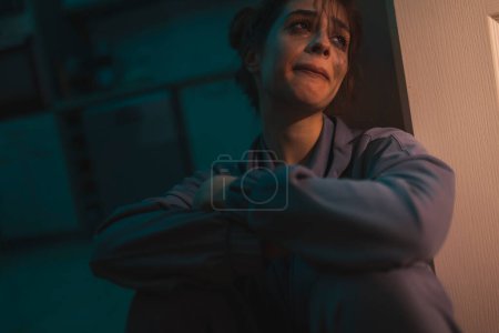Téléchargez les photos : Femme frustrée et déprimée pleurant dans le noir après la rupture de la relation - en image libre de droit