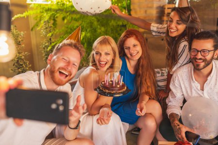 Foto de Grupo de jóvenes amigos alegres que se divierten tomando selfies en la fiesta de cumpleaños - Imagen libre de derechos