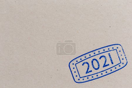 Téléchargez les photos : Feuille de timbre d'encre de papier gris ; gros plan du timbre d'encre avec les numéros 2021 représentant la nouvelle année à venir sur la page grise de papier avec espace de copie - en image libre de droit