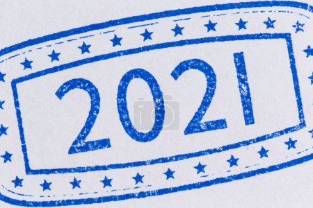 Téléchargez les photos : Détail du tampon d'encre feuille de papier ; gros plan du tampon d'encre avec les numéros 2021 représentant le Nouvel An à venir sur la page papier vierge - en image libre de droit