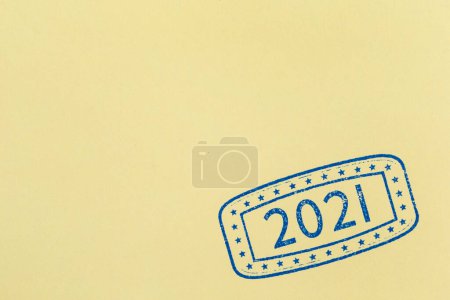 Téléchargez les photos : Feuille de timbre d'encre de papier beige ; gros plan du timbre d'encre avec les numéros 2021 représentant le Nouvel An à venir sur la page de papier beige avec espace de copie - en image libre de droit