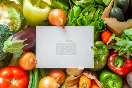 Téléchargez les photos : Vue du dessus de la sélection de la variété de légumes frais biologiques avec espace de copie ; plan de table de riche assortiment de légumes frais - en image libre de droit