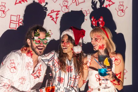 Foto de Grupo de personas divirtiéndose en la fiesta de Nochevieja, bailando y bebiendo cócteles en un club nocturno, esperando la cuenta regresiva de medianoche - Imagen libre de derechos
