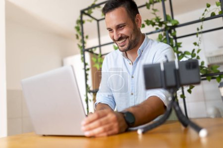 Téléchargez les photos : Homme travaillant dans le bureau à domicile mettre en place l'équipement pour enseigner une classe en ligne - en image libre de droit