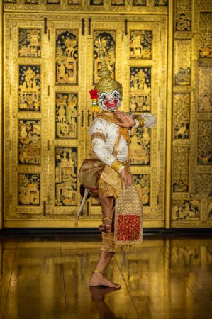 Foto de Pantomima (Khon) es una obra tradicional tailandesa clásica enmascarada que representa escenas del Ramakien (Ramayana) con un telón de fondo de pinturas tailandesas en un lugar público en Wat Phra Khao, provincia de Ayutthaya, Tailandia - Imagen libre de derechos