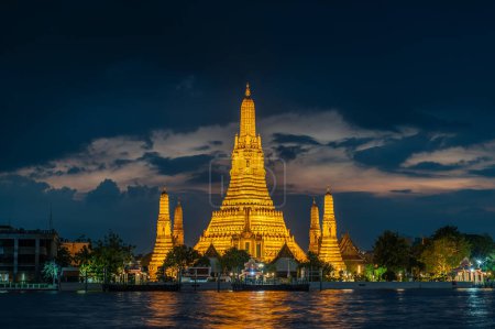 Foto de Wat Arun Ratchawararam (el Templo del Amanecer) en el crepúsculo, uno de los lugares famosos en Bangkok, Tailandia - Imagen libre de derechos