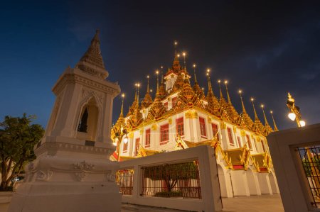 Foto de Wat Ratchanatdaram y Loha Prasat Castillo de metal en el crepúsculo, hito y famoso lugar de la ciudad de Bangkok, Tailandia - Imagen libre de derechos