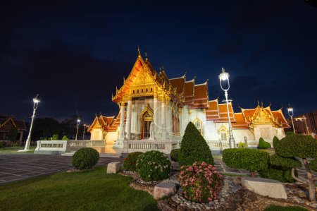 Foto de Wat Benchamabophit (Benjamaborphit) dusitvanaram o templo de mármol en el crepúsculo, Bangkok, Tailandia - Imagen libre de derechos