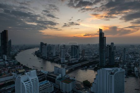 Foto de La vista panorámica curvada del río Chao Phraya en el centro de la ciudad de Bangkok al atardecer, capital de Tailandia - Imagen libre de derechos
