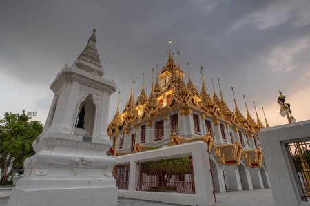 Foto de Wat Ratchanatdaram y Loha Prasat Metal Castle al atardecer, hito y lugar famoso de la ciudad de Bangkok, Tailandia - Imagen libre de derechos
