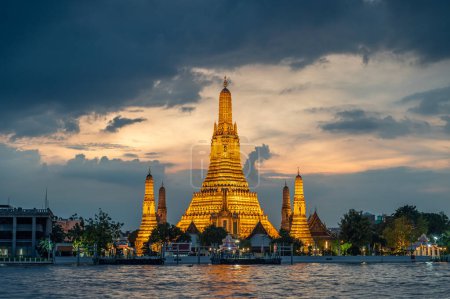 Foto de Wat Arun Ratchawararam (el Templo del Amanecer) al atardecer, uno de los lugares famosos en Bangkok, Tailandia - Imagen libre de derechos