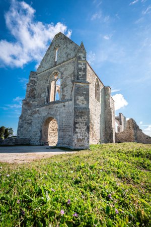 La ruine de l'abbaye des chateliers du Xl siècle sur l'île de ile de re, France
.