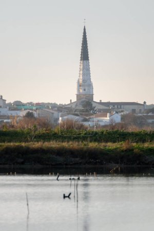 Leuchtturm und befestigte Hafeneinfahrt von Saint-Martin-de-Re France an einem sonnigen Tag