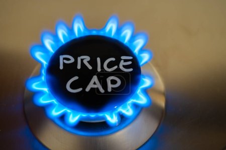 Téléchargez les photos : Brûleur à gaz lumineux, avec lettrage Price Cap. Introduction d'une limite de prix du gaz en Europe. - en image libre de droit
