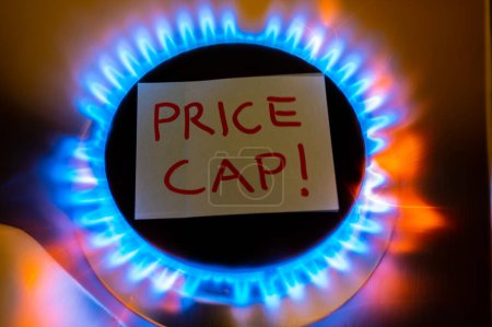 Photo pour Brûleur à gaz lumineux, avec lettrage Price Cap. Introduction d'une limite de prix du gaz en Europe. - image libre de droit