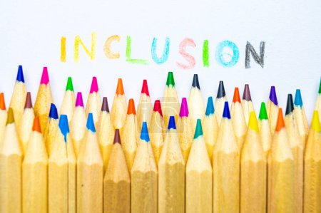 Téléchargez les photos : Colored pencils of different color, next to word "inclusion", written in various colors. Diversity and inclusion. - en image libre de droit