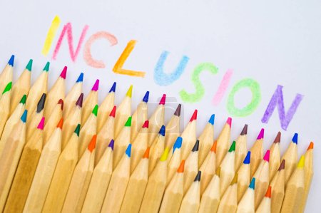 Téléchargez les photos : Colored pencils of different color, next to word "inclusion", written in various colors. Diversity and inclusion. - en image libre de droit
