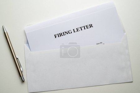 Téléchargez les photos : Une lettre de tir, placée dans une enveloppe blanche. - en image libre de droit