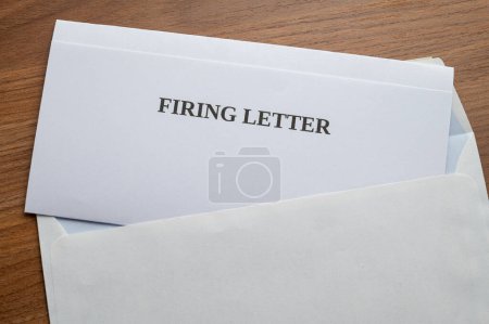 Téléchargez les photos : Une lettre de tir, placée dans une enveloppe blanche. - en image libre de droit