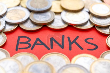 Foto de Banco Word, con monedas a su alrededor. Dinero, riqueza y actividades bancarias. - Imagen libre de derechos