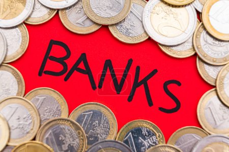 Foto de Banco Word, con monedas a su alrededor. Dinero, riqueza y actividades bancarias. - Imagen libre de derechos