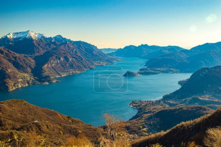 Foto de Panorama on the upper lake of Como, with the villages of Gera Lario, Domaso, and the mountains that overlook them. - Imagen libre de derechos