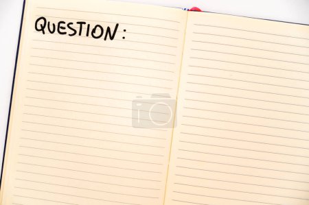 Foto de Página en blanco del cuaderno, con las preguntas de la escritura, y marcador al lado de él. Preguntas, respuestas y soluciones. - Imagen libre de derechos