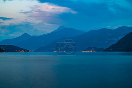 Foto de El pueblo de Lezzeno y el panorama del Lago de Como, fotografiado por la noche. - Imagen libre de derechos