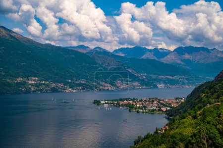 Foto de Panorama del Lago de Como, con Dervio y la parte norte del Lago de Como. - Imagen libre de derechos