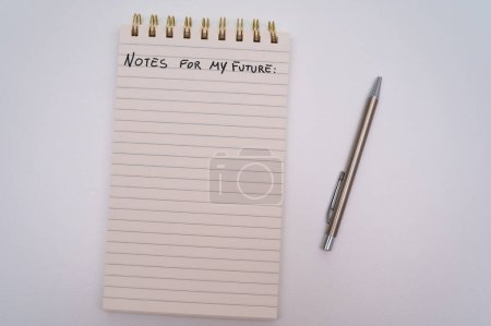 Foto de Bloc de notas forrado, página en blanco, texto "notas para mi futuro", en superficie de madera, con bolígrafo al lado. plantilla. - Imagen libre de derechos