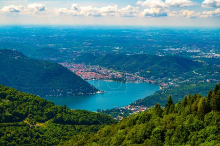 Foto de Panorama del Lago de Como y la ciudad de Como, el puerto y las montañas, de Cernobbio, en un día de verano. - Imagen libre de derechos
