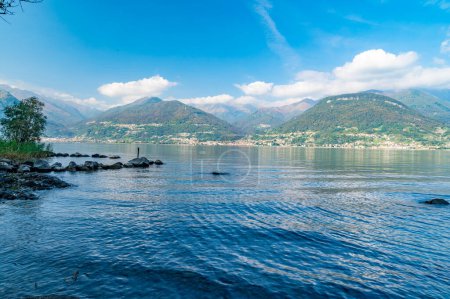 Foto de Una vista del Lago de Como desde Piona, hacia el norte, las montañas, el panorama. - Imagen libre de derechos