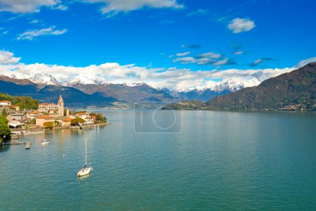Foto de Panorama del Lago de Como hacia el norte, con la ciudad de Cremia y las montañas en el fondo. - Imagen libre de derechos