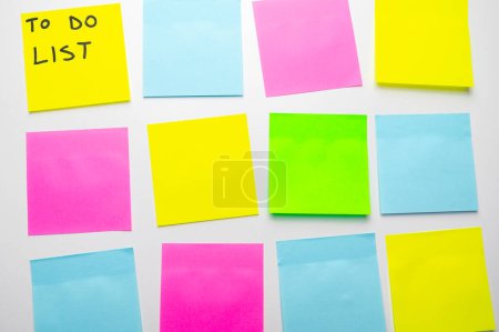 Foto de Hojas adhesivas de diferentes colores, con la redacción "to do list". Objetivos, prioridades y cosas que hacer en la vida. - Imagen libre de derechos