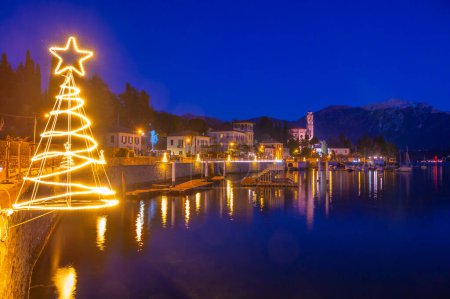 Foto de La ciudad de Tremezzo, con sus luces y decoraciones navideñas. - Imagen libre de derechos