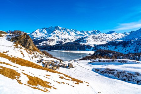 Foto de Vista del pueblo de Grevasalvas, y el lago Sils, en Engadine, Suiza, en invierno. - Imagen libre de derechos