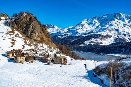 Foto de Vista del pueblo de Grevasalvas, y el lago Sils, en Engadine, Suiza, en invierno. - Imagen libre de derechos