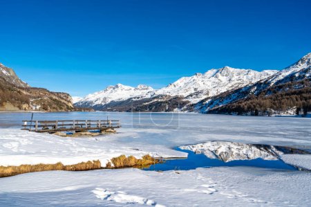 Foto de Engadine, Suiza, el lago Sils Maria, el pueblo de Isola y el paisaje nevado. - Imagen libre de derechos