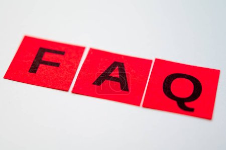 Téléchargez les photos : Cartes colorées avec FAQ, questions fréquemment posées écrites dessus. - en image libre de droit