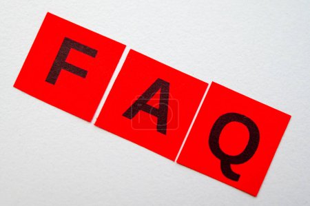 Téléchargez les photos : Cartes colorées avec FAQ, questions fréquemment posées écrites dessus. - en image libre de droit