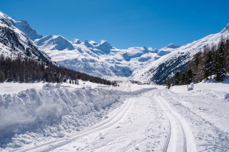 Val Roseg, en Engadine, Suiza, en invierno, con pistas de esquí de fondo cubiertas de nieve.