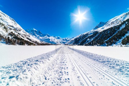 Val Roseg, im Engadin, Schweiz, im Winter mit schneebedeckten Langlaufloipen.
