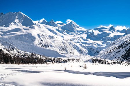 Téléchargez les photos : Val Roseg, en Engadine, Suisse, en hiver, avec pistes de ski de fond enneigées. - en image libre de droit