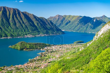 Lago de Como, Isla Comacina, Punta Balbianello y las montañas de arriba, desde Tremezzo, al atardecer.